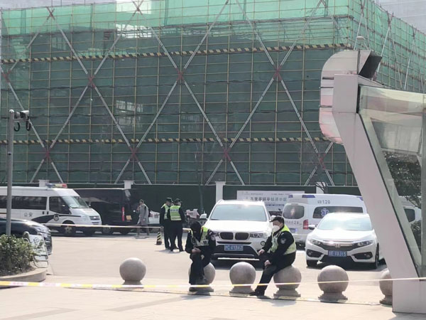 哪些情況下不符合取保候?qū)彽囊?？上海取保候?qū)徛蓭焷砘卮? src="/uploads/76/465.jpg"/></p>
<p>
　　一、什么是取保候?qū)彛?</p>
<p>
　　取保候?qū)徥侵冈谛淌略V訟中，被偵查機(jī)關(guān)或者審查起訴機(jī)關(guān)決定對(duì)犯罪嫌疑人采取取保候?qū)彺胧?。犯罪嫌疑人可以回到家中或者其他指定的地方，但必須遵守一定的限制，如不得離開居住地或指定地點(diǎn)等。同時(shí)，犯罪嫌疑人也必須遵守相關(guān)的監(jiān)管要求，如到公安機(jī)關(guān)報(bào)到、接受監(jiān)管等。如果犯罪嫌疑人違反了取保候?qū)彽南嚓P(guān)要求，將會(huì)被視為違法，可能會(huì)被采取強(qiáng)制措施。
</p>
<p style="TEXT-ALIGN: center"><img alt=