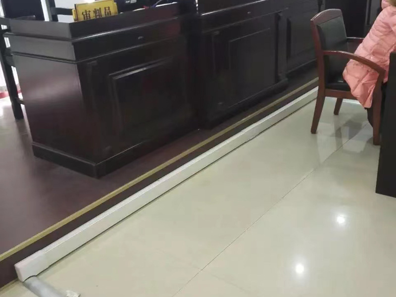 上海刑事律師團(tuán)隊(duì)告訴您故意撞擊他人車輛勒索錢財?shù)男袨槿绾味ㄗ? src="/uploads/76/174.jpg"/></p>
<p>
　　一、引言
</p>
<p>
　　在現(xiàn)代社會中，隨著城市化進(jìn)程的加速和交通網(wǎng)絡(luò)的發(fā)展，交通事故頻發(fā)成為一個嚴(yán)重的社會問題。然而，一些不法分子利用交通事故作為犯罪手段，以故意駕駛機(jī)動車撞擊他人車輛并勒索錢財。這種惡意行為不僅對人身安全構(gòu)成直接威脅，也嚴(yán)重破壞了社會秩序和交通安全。
</p>
<p>
　　本文將以上海為背景，探討在城市主干路采用故意駕駛機(jī)動車撞擊他人車輛制造交通事故的手段勒索錢財?shù)男袨槿绾味ㄗ铩Ｎ覀儗姆蓷l款、相關(guān)案例和上海地區(qū)的司法實(shí)踐出發(fā)，分析其定罪標(biāo)準(zhǔn)和要件，并探討應(yīng)對策略和司法機(jī)關(guān)的作用。
</p>
<p>
　　通過深入研究此類犯罪行為的定罪標(biāo)準(zhǔn)，我們旨在為律師、法律從業(yè)人員和公民提供準(zhǔn)確的法律指導(dǎo)，以便更好地保護(hù)公民權(quán)益，維護(hù)社會安全。只有通過加強(qiáng)法律意識、加大打擊力度以及加強(qiáng)宣傳教育，我們才能共同構(gòu)建一個安全、公正、有序的社會環(huán)境。
</p>
<p>
　　在下文中，我們將對相關(guān)法律條款進(jìn)行詳細(xì)分析，結(jié)合具體案例和上海地區(qū)的司法實(shí)踐，探討如何定罪和應(yīng)對此類惡意行為的措施。通過共同努力，我們可以為打擊這種犯罪行為，維護(hù)交通安全和社會穩(wěn)定做出積極貢獻(xiàn)。
</p>
<p>
　　二、相關(guān)法律條款分析
</p>
<p>
　　刑法中的相關(guān)條款 根據(jù)中華人民共和國刑法，以故意駕駛機(jī)動車撞擊他人車輛勒索錢財?shù)男袨樯婕耙韵伦锩汗室鈧ψ?、故意損毀財物罪、敲詐勒索罪等。 【法條分析：中華人民共和國刑法第234條、第275條、第274條】
</p>
<p>
　　交通安全法中的相關(guān)條款 根據(jù)中華人民共和國道路交通安全法，對違法駕駛行為進(jìn)行規(guī)定，并明確了各類違法行為的處罰措施。 【法條分析：中華人民共和國道路交通安全法第二十七條】
</p>
<p>
　　三、定罪標(biāo)準(zhǔn)與要件分析
</p>
<p>
　　故意駕駛機(jī)動車撞擊他人車輛 對于定罪的首要要素是行為人有明確的故意，即故意駕駛機(jī)動車輛撞擊他人車輛，以達(dá)到勒索錢財?shù)哪康摹?</p>
<p>
　　損害他人人身安全或財產(chǎn) 行為人的撞擊行為應(yīng)導(dǎo)致被撞擊車輛或被撞擊人員的人身安全受到損害，或者對財產(chǎn)造成實(shí)際損毀。
</p>
<p>
　　勒索錢財
</p>
<p>
　　行為人通過故意駕駛機(jī)動車輛撞擊他人車輛，以勒索錢財為目的。勒索錢財可以表現(xiàn)為直接向被害人索要錢財，或者通過威脅、恐嚇等手段脅迫被害人交付財物。
</p>
<p>
　　四、上海相關(guān)案例分析
</p>
<p>
　　案例一：上海市A某以故意駕駛機(jī)動車撞擊他人車輛勒索錢財案 案例描述：A某在上海市主干道上故意駕駛機(jī)動車撞擊他人車輛，并以威脅被害人人身安全為手段勒索錢財。 法律分析：根據(jù)刑法第234條和第274條，A某的行為構(gòu)成故意傷害罪和敲詐勒索罪。同時，依據(jù)道路交通安全法第二十七條，A某還應(yīng)承擔(dān)相應(yīng)的交通違法責(zé)任。
</p>
<p>
　　案例二：上海市B某以故意駕駛機(jī)動車撞擊他人車輛損毀財物勒索錢財案 案例描述：B某故意駕駛機(jī)動車撞擊他人車輛，導(dǎo)致被撞擊車輛嚴(yán)重?fù)p毀，并以此為威脅勒索車主一定金額的錢財。 法律分析：根據(jù)刑法第275條和第274條，B某的行為構(gòu)成故意損毀財物罪和敲詐勒索罪。根據(jù)道路交通安全法，B某還應(yīng)承擔(dān)相應(yīng)的交通違法責(zé)任。
</p>
<p>
　　五、上海地區(qū)的司法實(shí)踐與應(yīng)對策略
</p>
<p>
　　加強(qiáng)執(zhí)法力度 上海市公安機(jī)關(guān)應(yīng)加大對交通違法行為的打擊力度，加強(qiáng)巡邏和監(jiān)控，提高犯罪行為的發(fā)現(xiàn)率和偵破率。
</p>
<p>
　　加強(qiáng)宣傳教育 通過宣傳教育活動，加強(qiáng)對交通安全意識的培養(yǎng)，提高市民對此類犯罪行為的警惕性，增強(qiáng)自我保護(hù)意識。
</p>
<p>
　　加強(qiáng)合作與交流 上海市司法機(jī)關(guān)應(yīng)與公安機(jī)關(guān)、檢察機(jī)關(guān)等相關(guān)部門加強(qiáng)合作與信息共享，共同打擊此類犯罪行為，形成合力。
</p>
<p style="TEXT-ALIGN: center"><img alt=