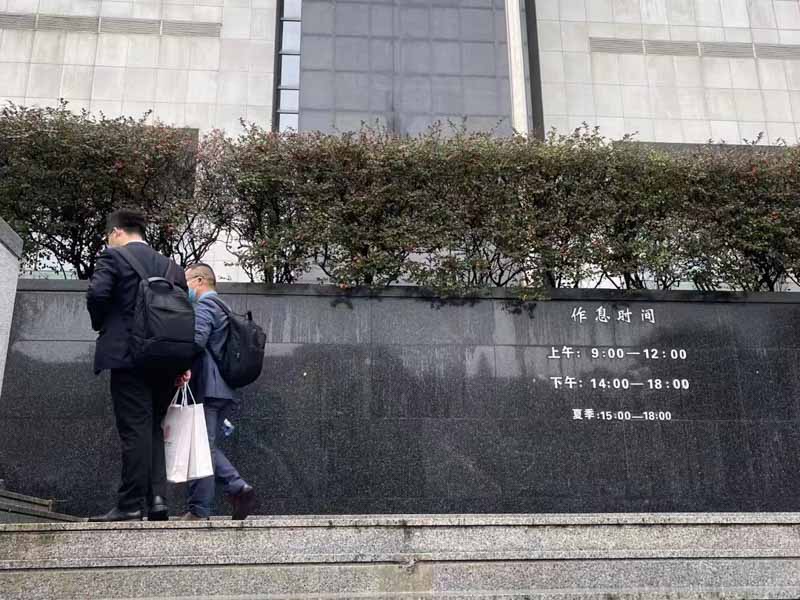 上海知名的刑事律師來講講冒充國家機(jī)關(guān)工作人員騙取財物如何處理