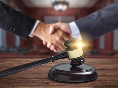 上海取保候?qū)徛蓭焈申請取保候?qū)徛蓭熥饔? src="/uploads/allimg/200307/1-20030F93FR03.jpg" style="font-family: 微軟雅黑; font-size: 18px; text-align: center; width: 480px; height: 360px;" /></p>
<p>
	<span style="font-size:18px;"><span style="font-family:微軟雅黑;">四、申請取保候?qū)徛蓭煹淖饔?/span></span></p>
<p>
	<span style="font-size:18px;"><span style="font-family:微軟雅黑;">　　<strong>上海取保候?qū)徛蓭?/strong>：申請取保候?qū)徥遣皇且欢ㄒ胰”：驅(qū)徛蓭熌?回答是否定的，因?yàn)榉擅鞔_規(guī)定，犯罪嫌疑人、被告人及其法定代理人、近親屬或者辯護(hù)人有權(quán)申請變更強(qiáng)制措施。也就是近親屬也是可以代為</span></span><span style="font-family: 微軟雅黑; font-size: 18px;">申請取保候?qū)彽?。那么既然不是一定要找取保候?qū)徛蓭熯M(jìn)行取保候?qū)彛且簿蜎]有必要再委托專業(yè)的取保候?qū)徛蓭煹陌?這個問題的回答依然是否定的。原因如下：</span></p>
<p>
	<span style="font-size:18px;"><span style="font-family:微軟雅黑;">【</span></span><span style="font-family: 微軟雅黑; font-size: 18px;">申請取保候?qū)徛蓭熥饔靡?/span><span style="font-family: 微軟雅黑; font-size: 18px;">】</span></p>
<p>
	<span style="font-size:18px;"><span style="font-family:微軟雅黑;">　　專業(yè)取保候?qū)徛蓭熗ㄟ^常年的法律知識學(xué)習(xí)并有一定的取保候?qū)徑?jīng)驗(yàn)。根據(jù)上海取保候?qū)徛蓭煹慕?jīng)驗(yàn)，取保候?qū)彽倪^程是對嫌疑人、被告人在刑法上輕重的判斷，往往情節(jié)越輕，申請取保候?qū)彸晒Φ目?/span></span><span style="font-family: 微軟雅黑; font-size: 18px;">能就更大，而這些只有專業(yè)的刑事案件律師，能夠?qū)@些被法律認(rèn)可的情節(jié)進(jìn)行全面的歸納、總結(jié)，并將其形成書面意見，然后再向辦案機(jī)關(guān)申請取保候?qū)彙?/span></p>
<p>
	<span style="font-size:18px;"><span style="font-family:微軟雅黑;">【</span></span><span style="font-family: 微軟雅黑; font-size: 18px;">申請取保候?qū)徛蓭熥饔枚?/span><span style="font-family: 微軟雅黑; font-size: 18px;">】</span></p>
<p>
	<span style="font-size:18px;"><span style="font-family:微軟雅黑;">　　一般刑事案件，情節(jié)不嚴(yán)重的，如果嫌疑人、被告人獲得了被害人的諒解，那么被取保候?qū)彽目赡苄跃蜁鄳?yīng)地增加。但是因?yàn)榧覍賲s不具備專業(yè)知識及從業(yè)經(jīng)驗(yàn)，無從判斷，即使家屬</span></span><span style="font-family: 微軟雅黑; font-size: 18px;">知道取得被害人的諒解可能會有一定的好處，也不知道該怎樣去操作，并形成有效的法律文書，這個時候就最好能夠委托專業(yè)取保候?qū)徛蓭熯M(jìn)行申請，這樣取保候?qū)從軌蚋禹樌?/span></p>
<p>
	<span style="font-size:18px;"><span style="font-family:微軟雅黑;">【</span></span><span style="font-family: 微軟雅黑; font-size: 18px;">申請取保候?qū)徛蓭熥饔萌?/span><span style="font-family: 微軟雅黑; font-size: 18px;">】</span></p>
<p>
	<span style="font-size:18px;"><span style="font-family:微軟雅黑;">　　最后一點(diǎn)也是最重要的一點(diǎn)是，刑事拘留后家屬是不見到當(dāng)事人的，只有<strong>申請取保候?qū)徛蓭?/strong>在刑拘期內(nèi)可以到看守所指導(dǎo)嫌疑人如何在批捕檢察官提審時陳述案件事實(shí)、強(qiáng)調(diào)對自己有利的情節(jié)</span></span><span style="font-size: 18px;"><span style="font-family:微軟雅黑;">。公安機(jī)關(guān)制作的筆錄中往往注重有罪事實(shí)而忽略對犯罪嫌疑人有利的事實(shí)或情節(jié)，而這些事實(shí)又是對犯罪嫌疑人申請取保候?qū)彉O為關(guān)鍵的，那么在檢察審時著重強(qiáng)調(diào)這些事實(shí)就極為必要</span></span>。</p>
<p style="text-align: center;">
	<img alt=