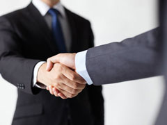 上海律師解答如何順利申請(qǐng)通過(guò)取保候?qū)?></a></div>

                            <div   id="ouyskou"   class="media-body">

                              <a href="http://m.w7qu1.cn/qubaohoushen/1185.html" title="上海律師解答如何順利申請(qǐng)通過(guò)取保候?qū)?>上海律師解答如何順利申請(qǐng)通過(guò)取保候?qū)?/a>

                              <p class="list_desc">案情：王某的好友林某因打架被公安局刑事拘留。由于他把對(duì)方打成了輕傷，可能要承擔(dān)刑事責(zé)任。林某聽(tīng)說(shuō)這種情況可以申請(qǐng)取保候?qū)?，希望王某能夠?yàn)樗霰ＷC人。 那么，林某將人打成輕傷可以被取保候?qū)弳?，王某?yīng)該怎樣去辦理取保候?qū)? 下面上海資深律師來(lái)進(jìn)行一一解答。 案例分析 ：申請(qǐng)取保候... </p>

                            </div>

                          </div>

                        </li>

                      </ul>

		<div   id="gu00kqg"   class="pagelist">



			<span id="k0meio8"    class="pageinfo">共 <strong>4</strong>頁(yè)<strong>17</strong>條</span> <li>首頁(yè)</li>
  <li id="qyqwgiu"    class="thisclass">1</li>
<li><a href=